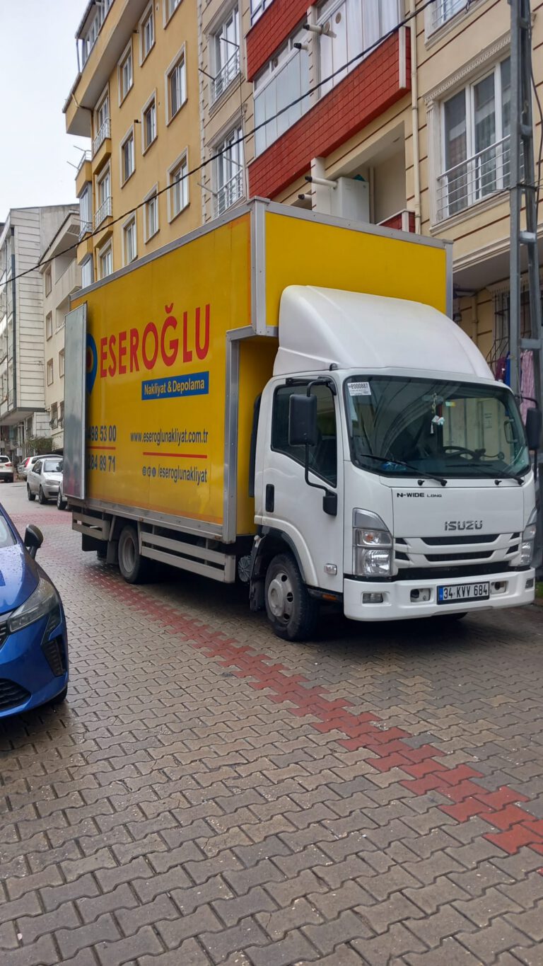 İstanbul sokaklarında park halinde bulunan Eseroğlu Nakliyat & Depolama logolu sarı nakliye kamyonu