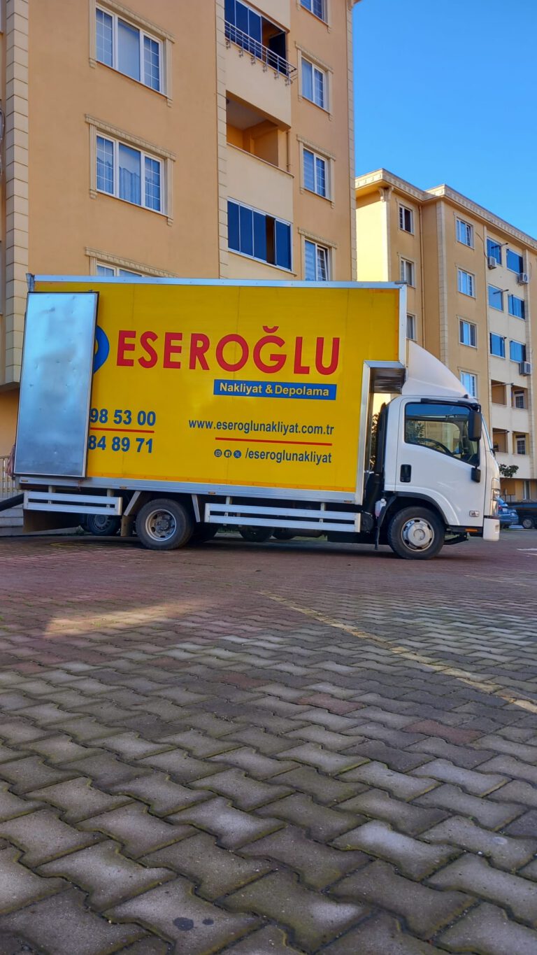 İstanbul içi ve şehirler arası taşımacılık hizmeti veren Eseroğlu Nakliyat & Depolama aracı