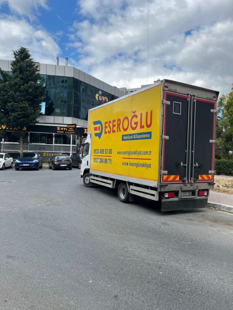Eseroğlu Nakliyat & Depolama logolu sarı nakliye kamyonu İstanbul sokaklarında hizmete hazır bekliyor.