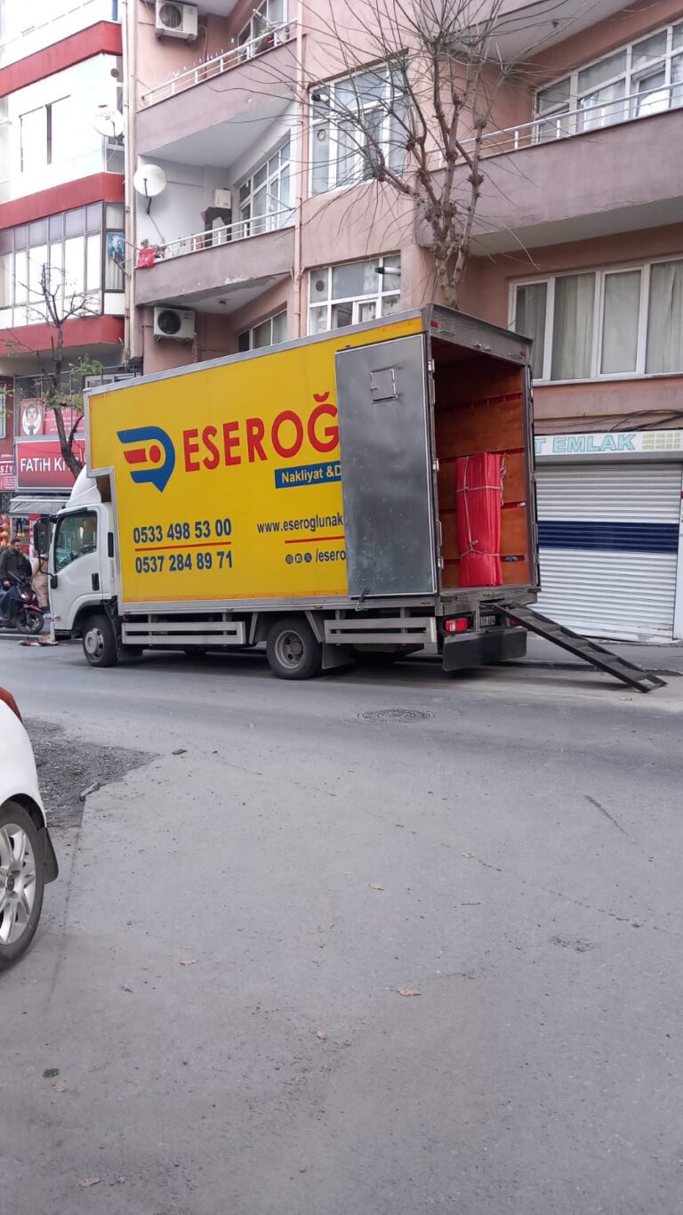 Eseroğlu Nakliyat aracı İstanbul sokaklarında profesyonel evden eve taşımacılık hizmeti için hazır bekliyor.