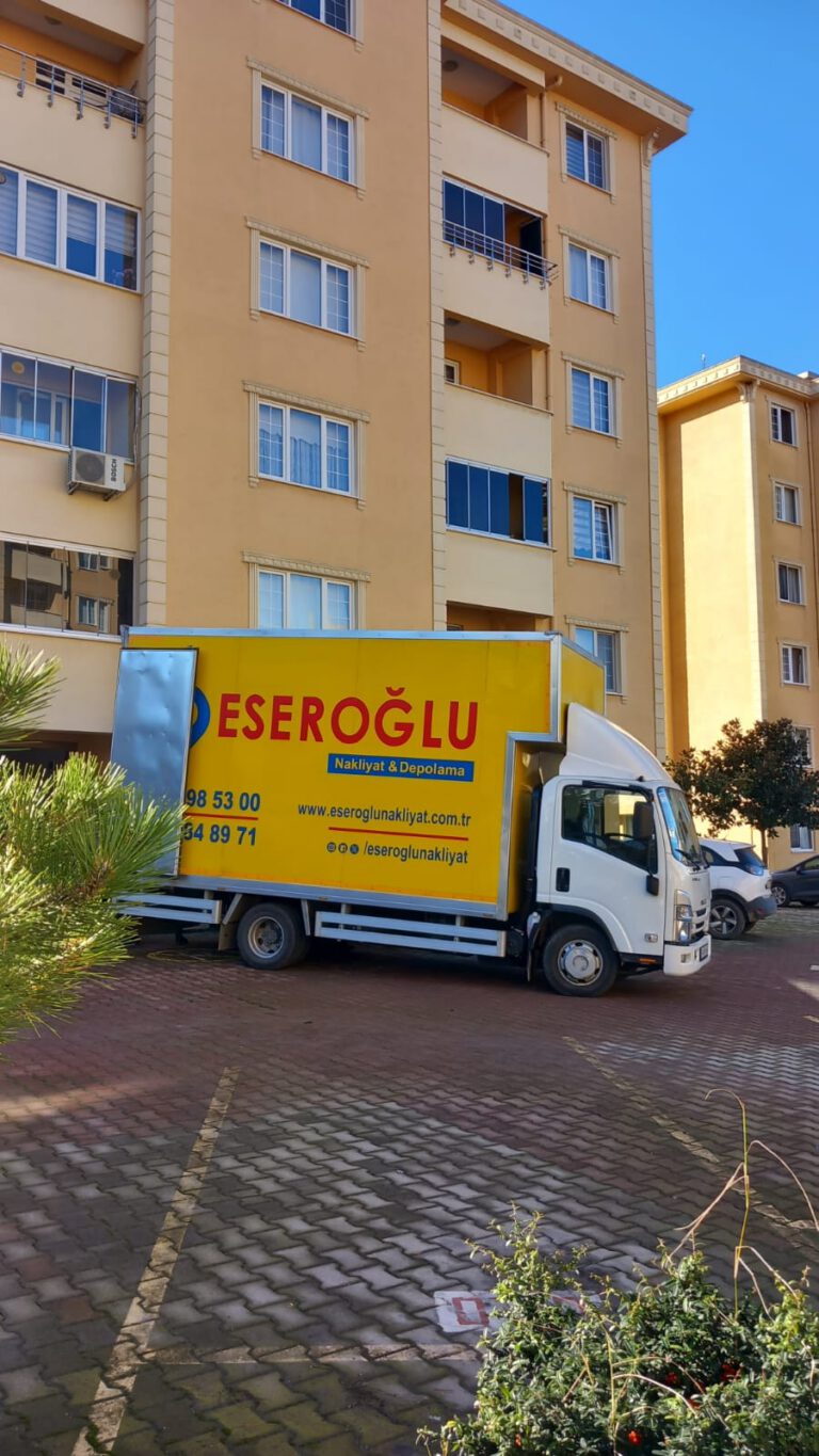 Eseroğlu Nakliyat & Depolama aracı İstanbul'da evden eve taşınma hizmeti için hazır bekliyor.