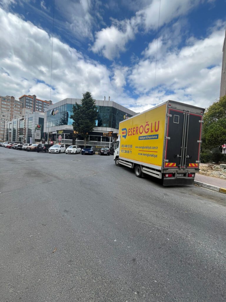Eseroğlu Nakliyat & Depolama aracı İstanbul sokaklarında profesyonel taşımacılık hizmetine hazır bekliyor