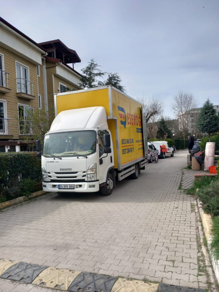 Eseroğlu Nakliyat aracı İstanbul'da evden eve taşınma hizmeti için hazır bekliyor