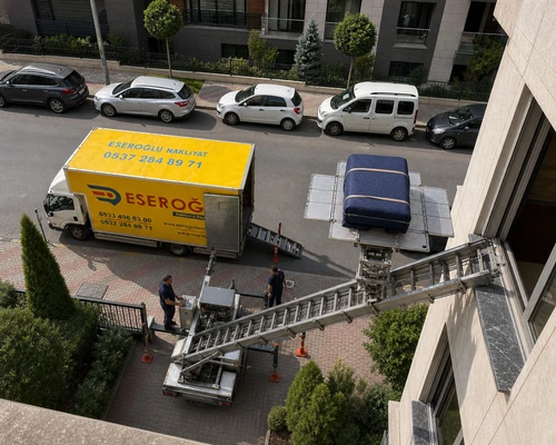 Eseroğlu Nakliyat ekibi asansörlü sistemle yüksek katlı binaya evden eve nakliyat hizmeti veriyor.