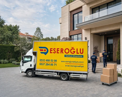 Eseroğlu Nakliyat ekibi evden eve nakliyat hizmeti kapsamında eşyaları araca taşıyor.